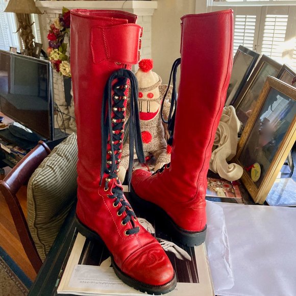 CHANEL One of a Kind A/W 1992 red leather lace up combat boots runway worn 38 - Picture 2 of 16